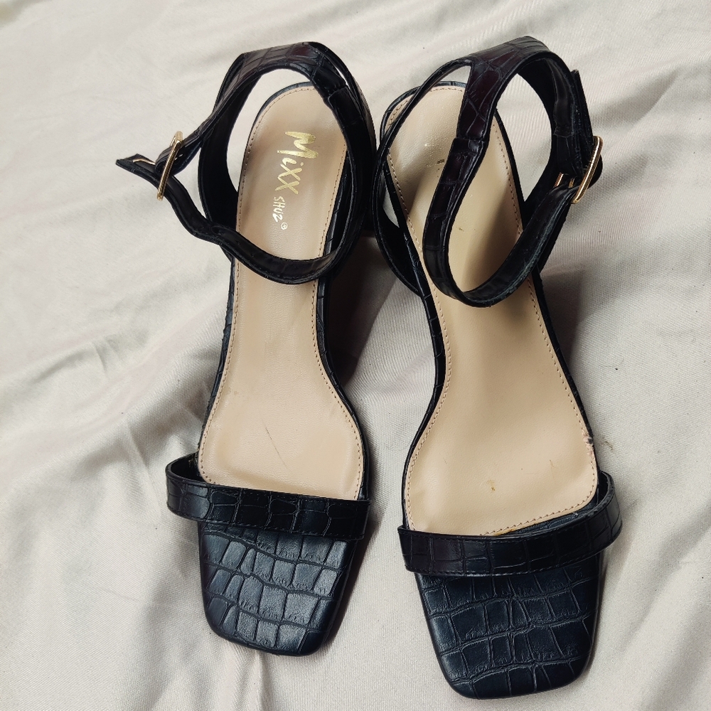 Mixx Shuz Ava Ankle Block Mid Heels, size 8